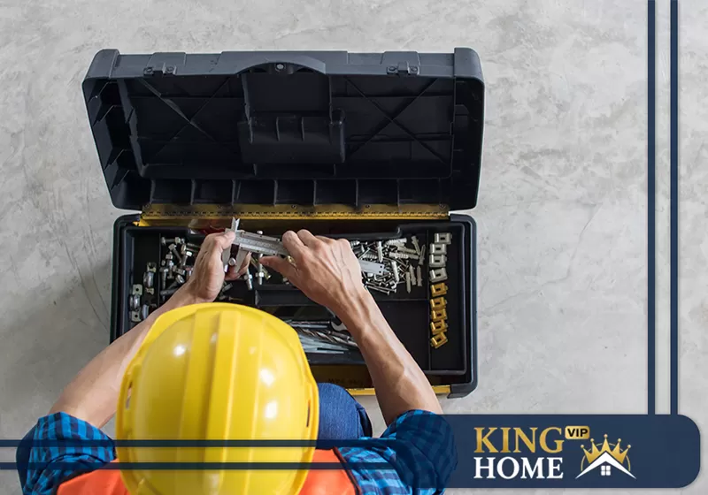 صيانة الأسطح والعزل في العين 0544404988 شركة كينج هوم شركة صيانة عامة في العين بترتيب الأدوات وتجهيز القطع قبل بدء العمل داخل الموقع