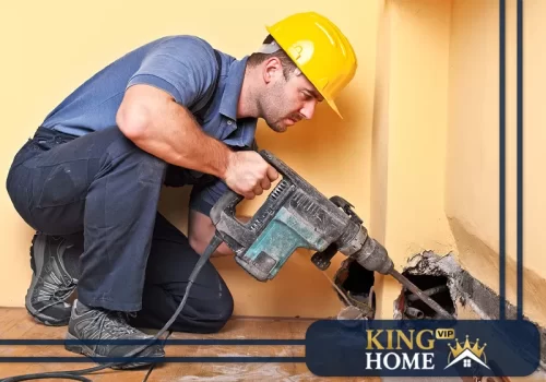 شركة صيانة عامة في عجمان 0544404988 كينج هوم يقوم فني شركة صيانة عامة في عجمان بتنفيذ تكسير منظم لمعالجة الأعطال داخل الجدران